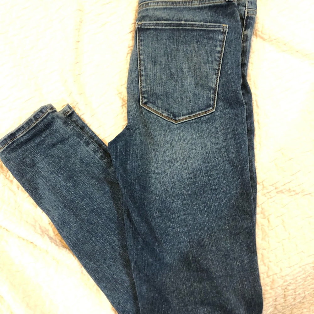 🐣3/$30🌷 Destroyed skinny jeans by Abercrombie & Fitch, size 6, EUC!